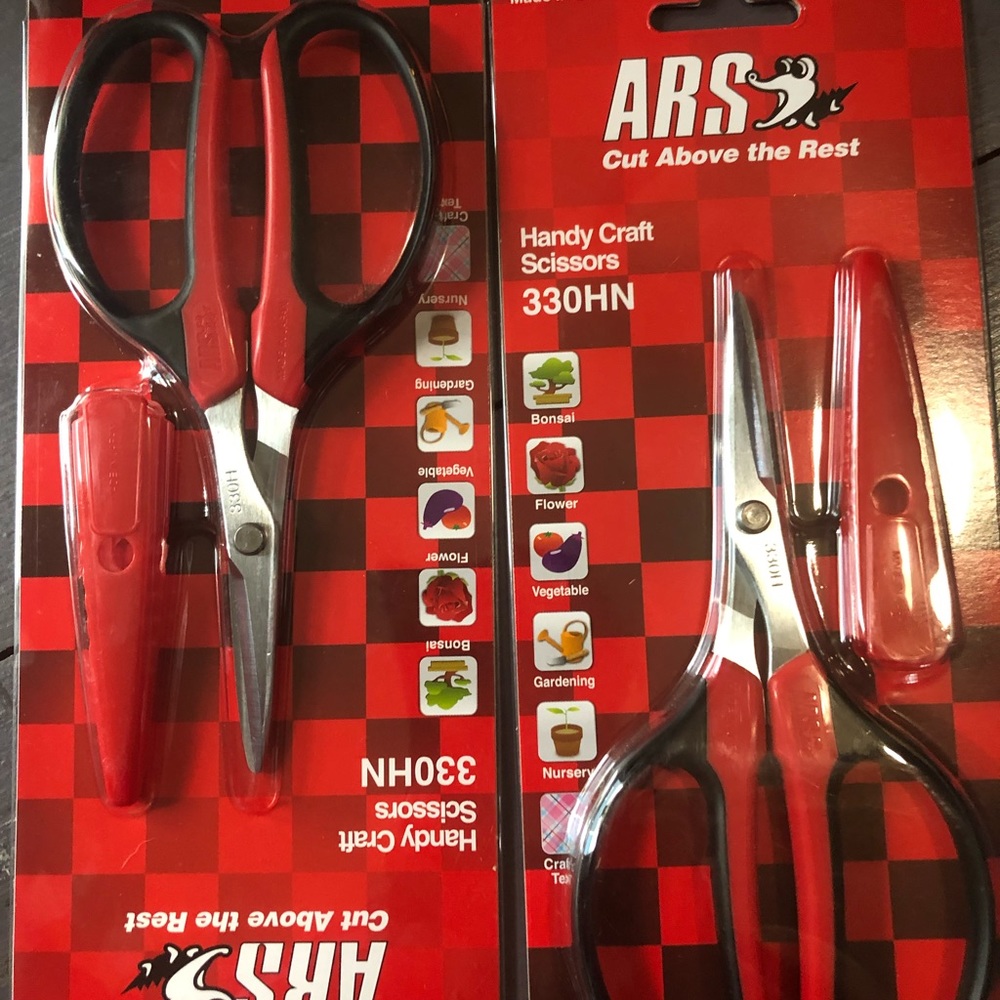 gardeners delight 2 pairs of high quality pruners  one pair high quality gloves